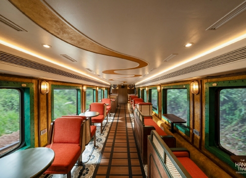 2025年運行開始!2階建てハノイ観光列車「ハノイ・トレイン」列車旅体験ツアー+アオザイレンタル付き<日本語ガイド付き/トレインストリート通過>